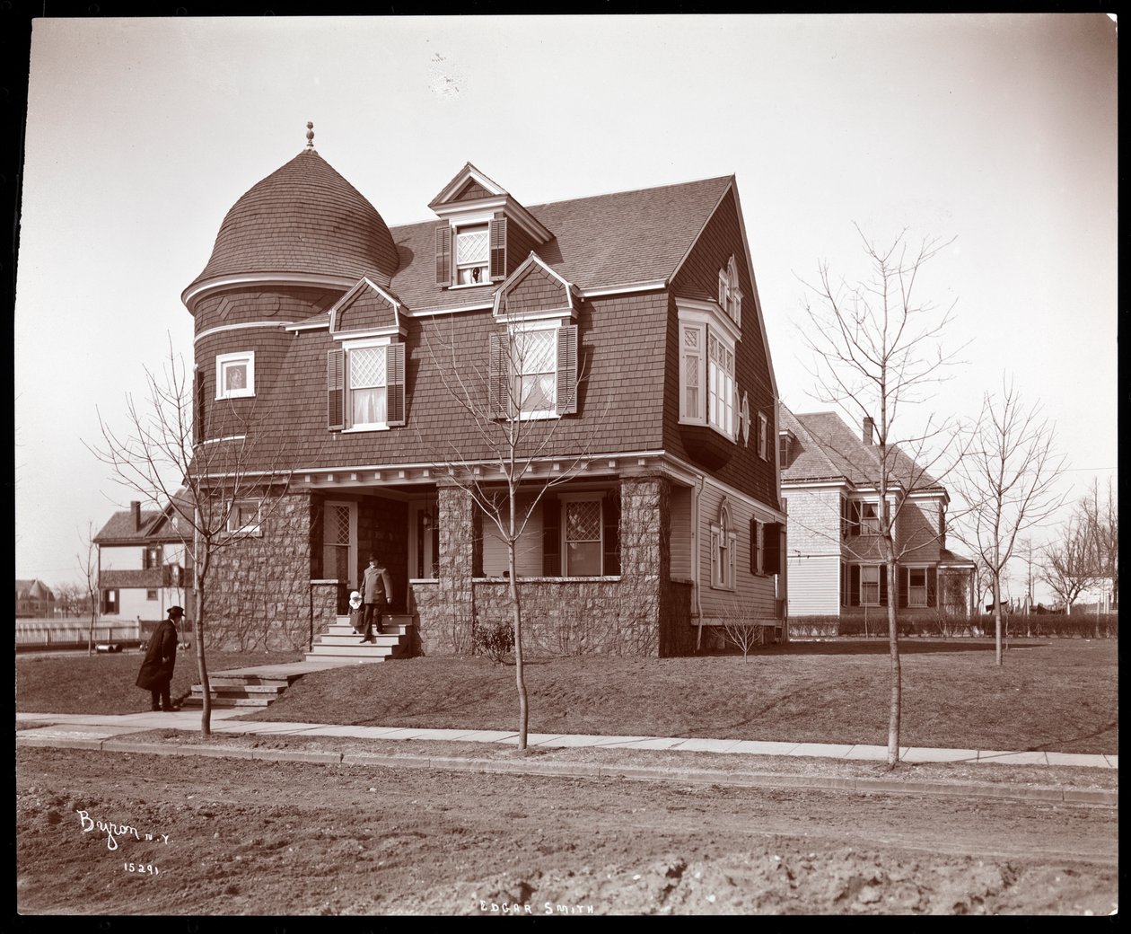 Zewnętrzny widok rezydencji Edgara Smitha, autora, w Elmhurst, Long Island, 1902-3 (srebrny odbitka żelatynowa) autorstwa Byron Company