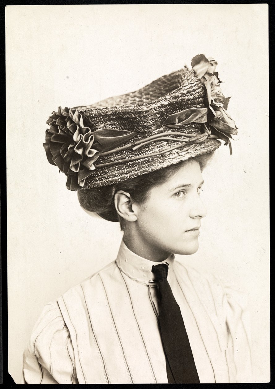 Fotografia modowa kobiety modelującej kapelusz, Nowy Jork, 1890-1910 (srebrny odbitka żelatynowa) autorstwa Byron Company