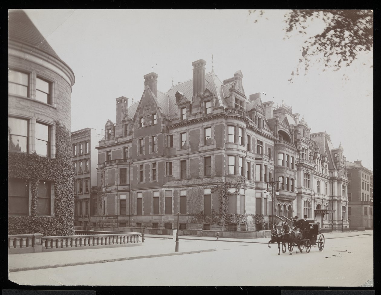 Piąta Aleja, 66th St. i J.J. Astor, 65th St., Nowy Jork, 1901-02 (srebrny odbitka żelatynowa) autorstwa Byron Company