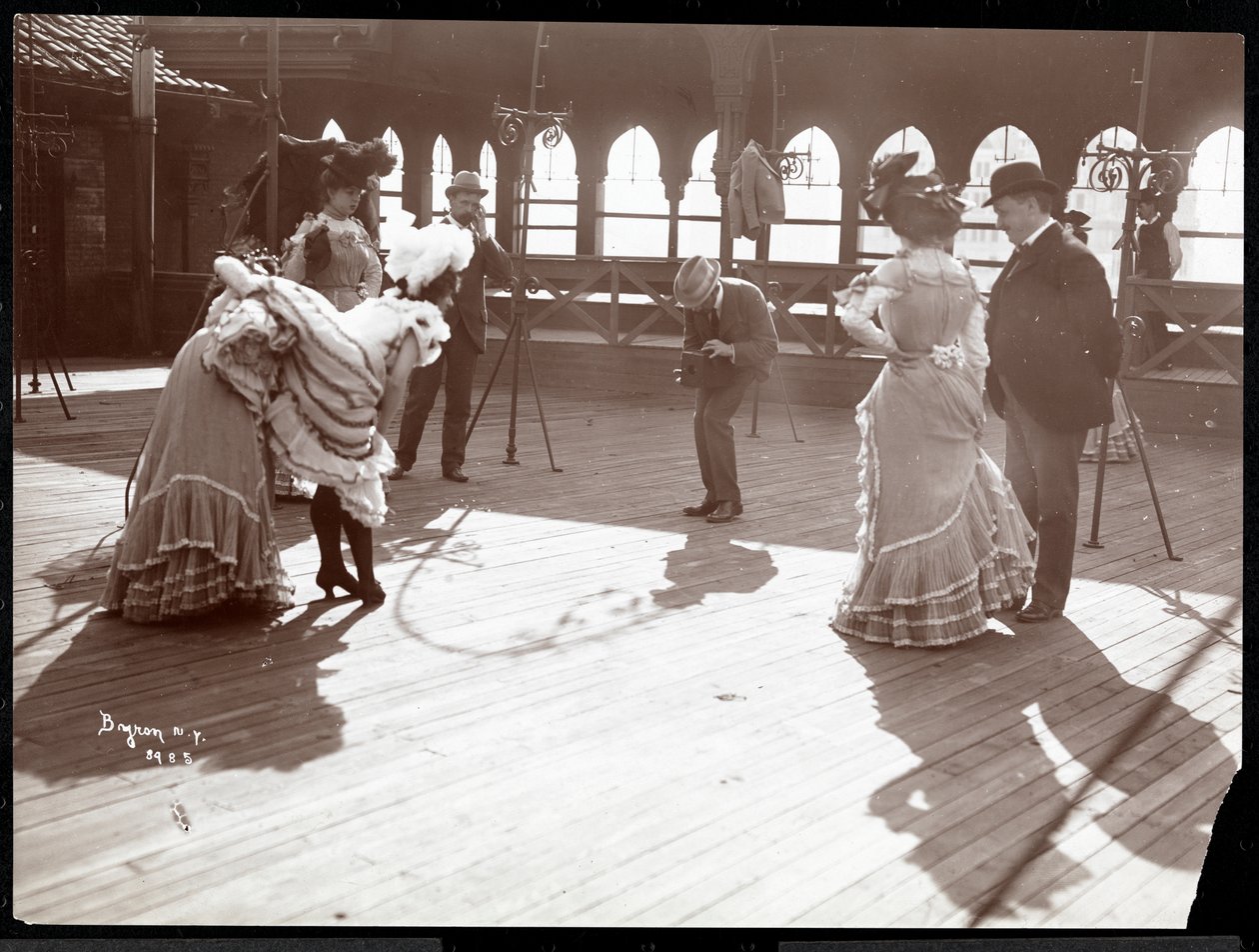 Pięć aktorek w próbach kostiumowych na dachu prawdopodobnie New York Theatre, Nowy Jork, 1900 (srebrny odbitka żelatynowa) autorstwa Byron Company