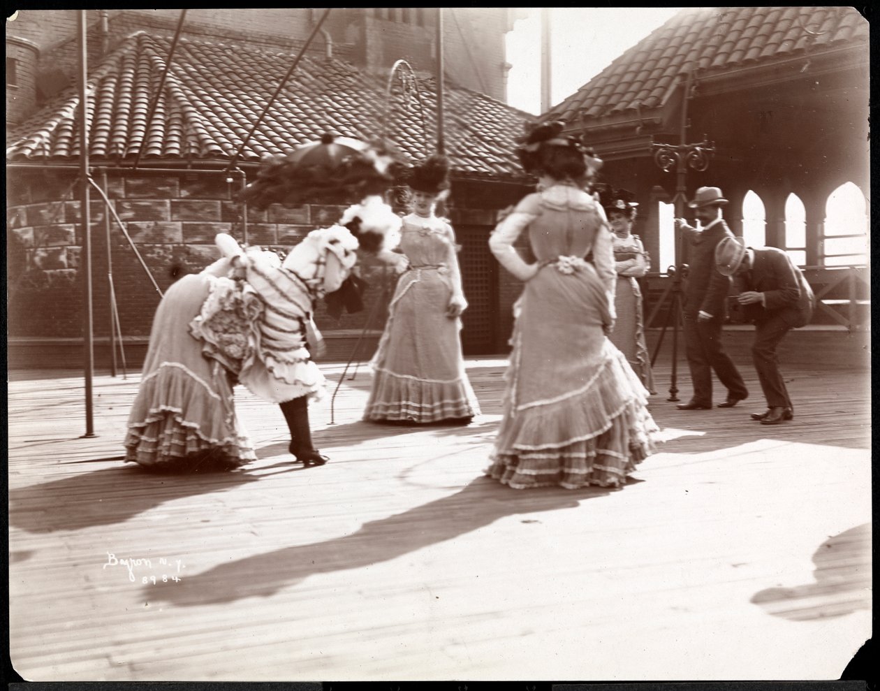 Pięć aktorek w próbach kostiumowych na dachu prawdopodobnie New York Theatre, Nowy Jork, 1900 (srebrny odbitka żelatynowa) autorstwa Byron Company