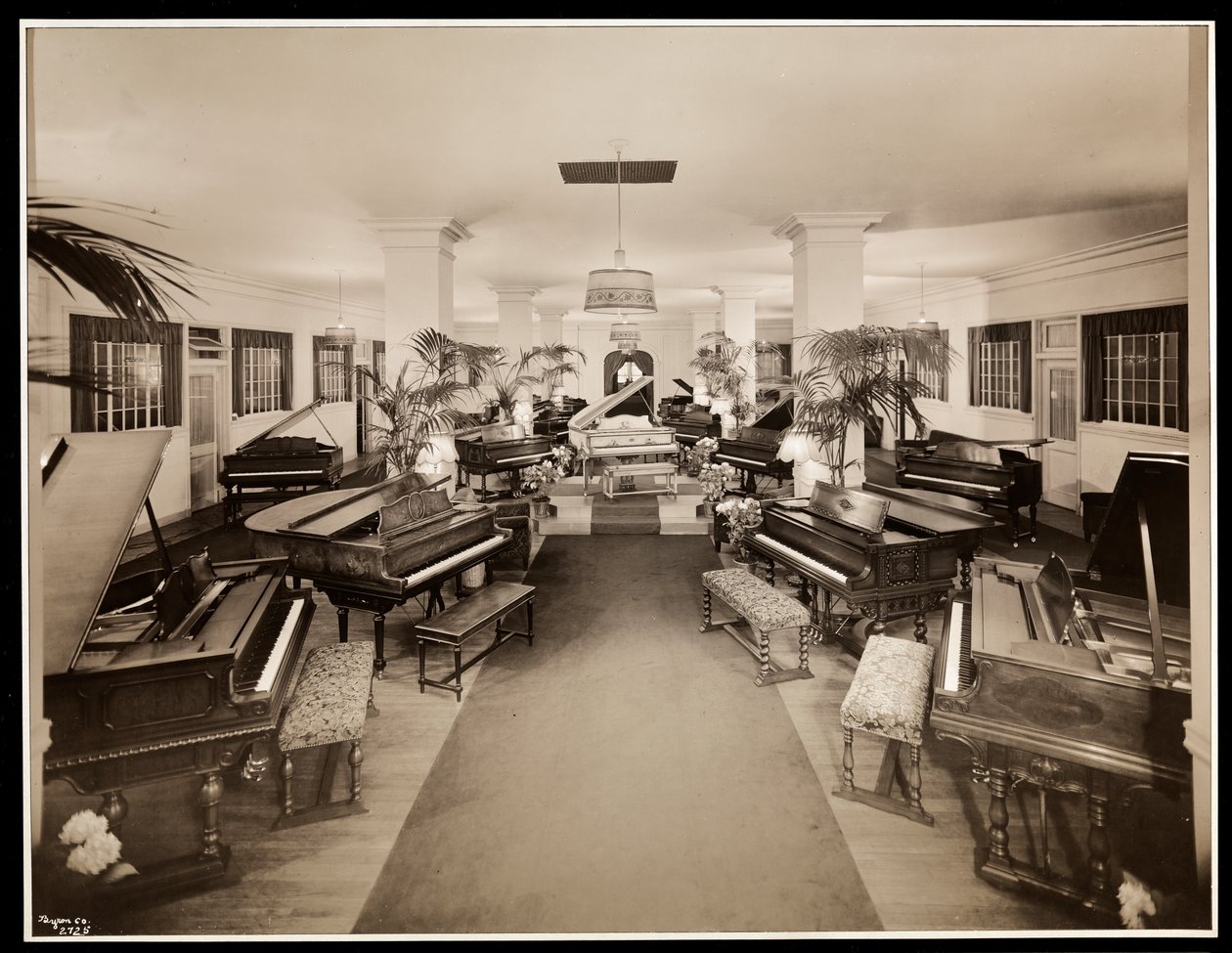 Wystawa Art Piano na czwartym piętrze w Aeolian Company, 1926 (srebrny odbitka żelatynowa) autorstwa Byron Company