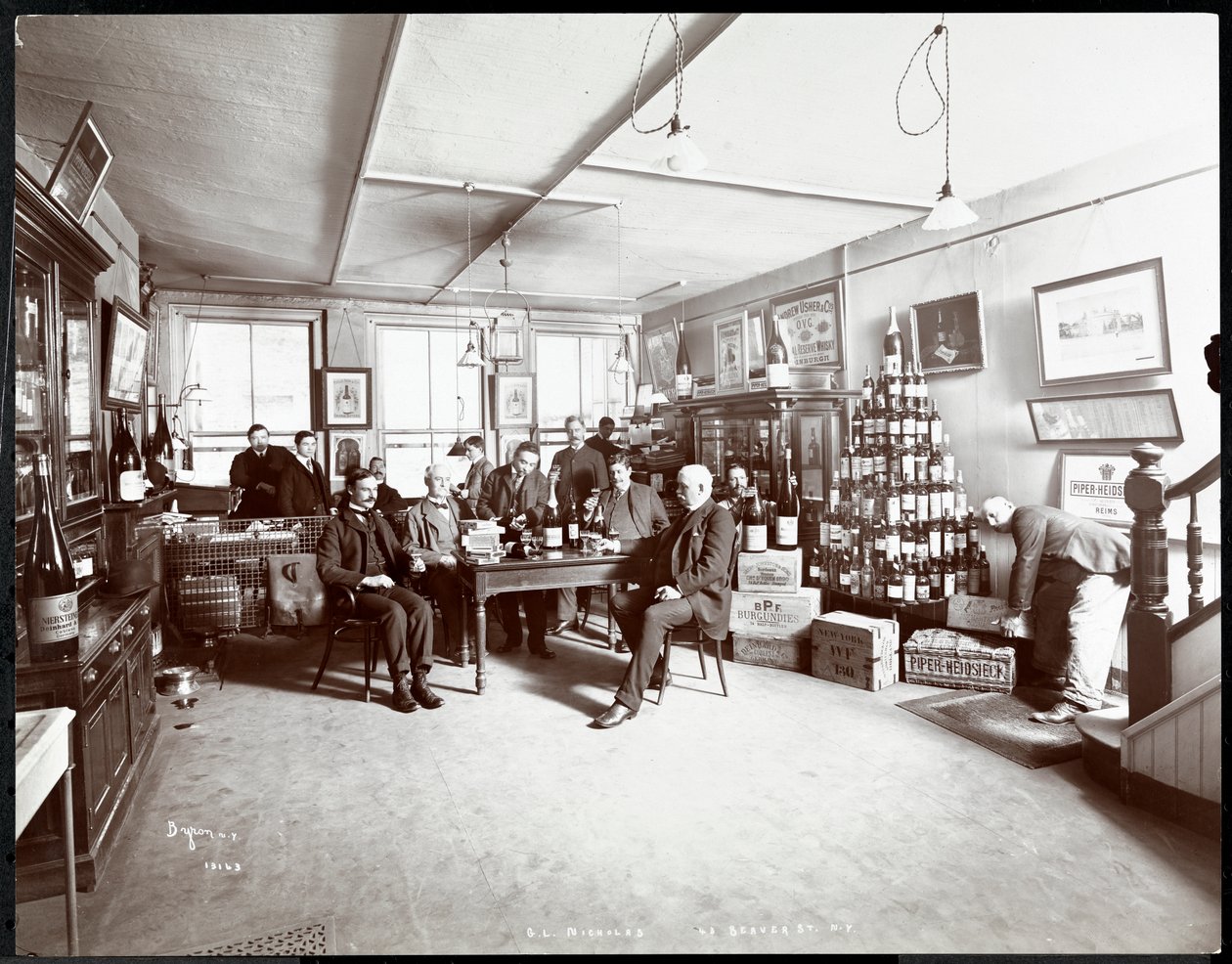 Grupa mężczyzn pijących wino w G.L. Nicholas, handlarzy winem i alkoholami, 43 Beaver Street, Nowy Jork, 1895 (srebrny odbitka żelatynowa) autorstwa Byron Company