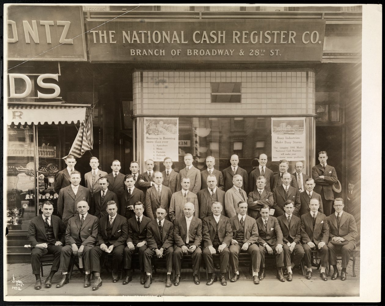 Grupa mężczyzn z National Cash Register Co. pozowała przed oddziałem na Broadwayu i 28th Street, Nowy Jork, 1916 (srebrny odbitka żelatynowa) autorstwa Byron Company