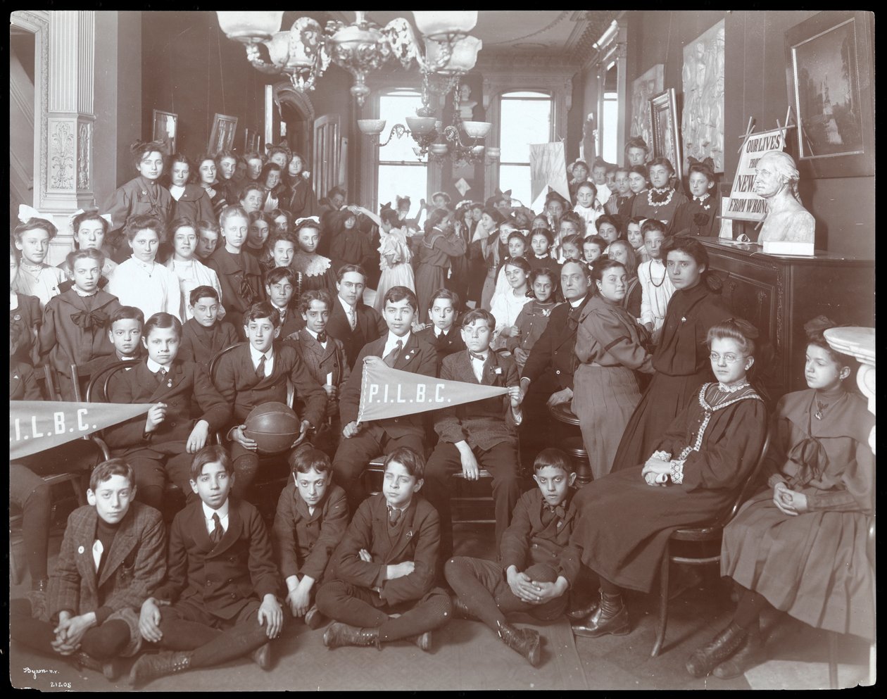 Grupa młodych mężczyzn i kobiet pozujących w Instytucie Ludowym, Nowy Jork, 1905 (srebrny odbitka żelatynowa) autorstwa Byron Company