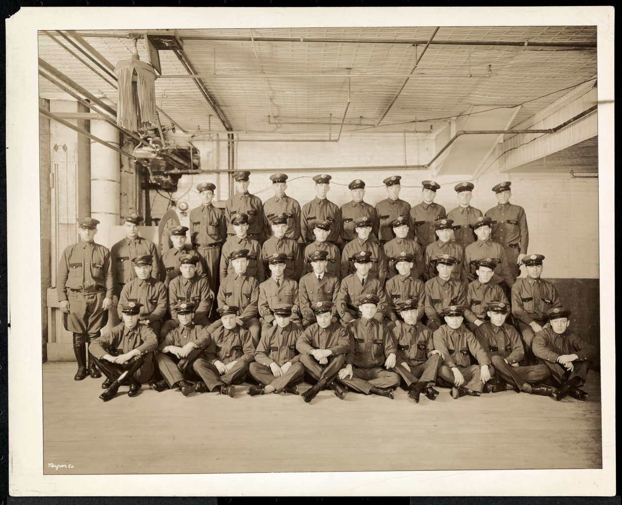 Grupowy portret umundurowanych kierowców i dostawców dla pralni Carolyn przy 111 East 128th Street, East Harlem, Nowy Jork, 1928 (srebrny odbitka żelatynowa) autorstwa Byron Company