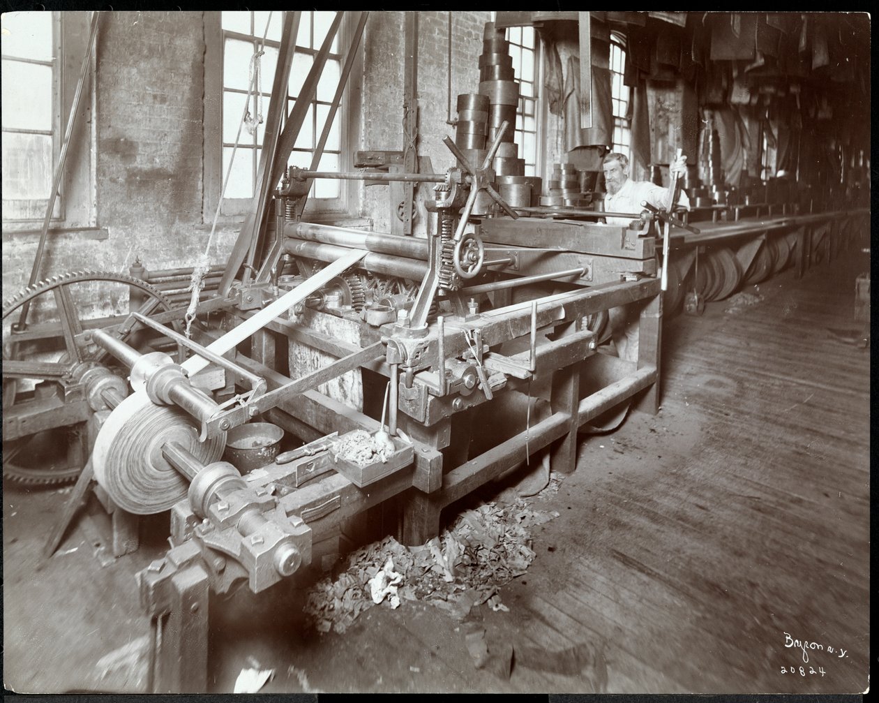 Widok wnętrza mężczyzny pracującego ze skórą w New York Leather Belting Co., Nowy Jork, 1906 (srebrny odbitka żelatynowa) autorstwa Byron Company