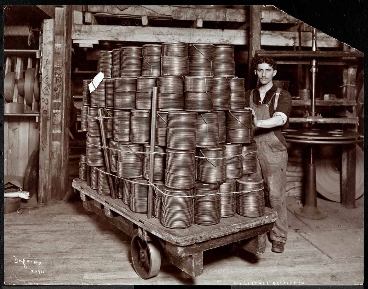 Widok wnętrza mężczyzny pracującego przy obróbce skóry w New York Leather Belting Co., Nowy Jork, 1906 (odbitka żelatynowa) autorstwa Byron Company