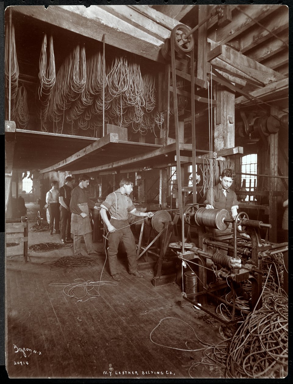 Widok wnętrza mężczyzny pracującego przy obróbce skóry w New York Leather Belting Co., Nowy Jork, 1906 (odbitka żelatynowa) autorstwa Byron Company