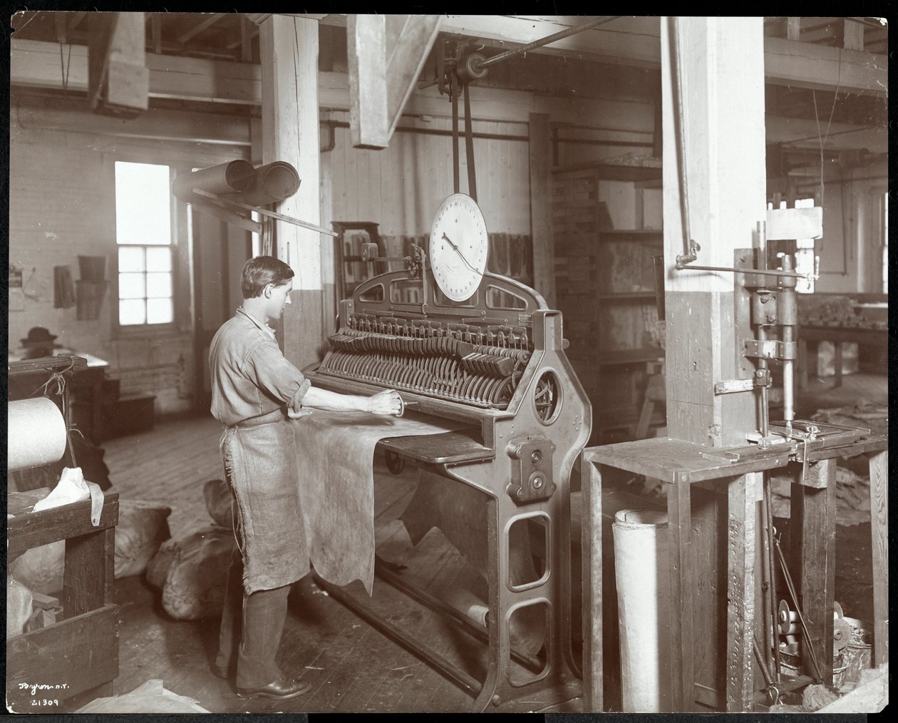 Widok wnętrza mężczyzny pracującego ze skórą w New York Leather Belting Co., Nowy Jork, 1906 (srebrny odbitka żelatynowa) autorstwa Byron Company