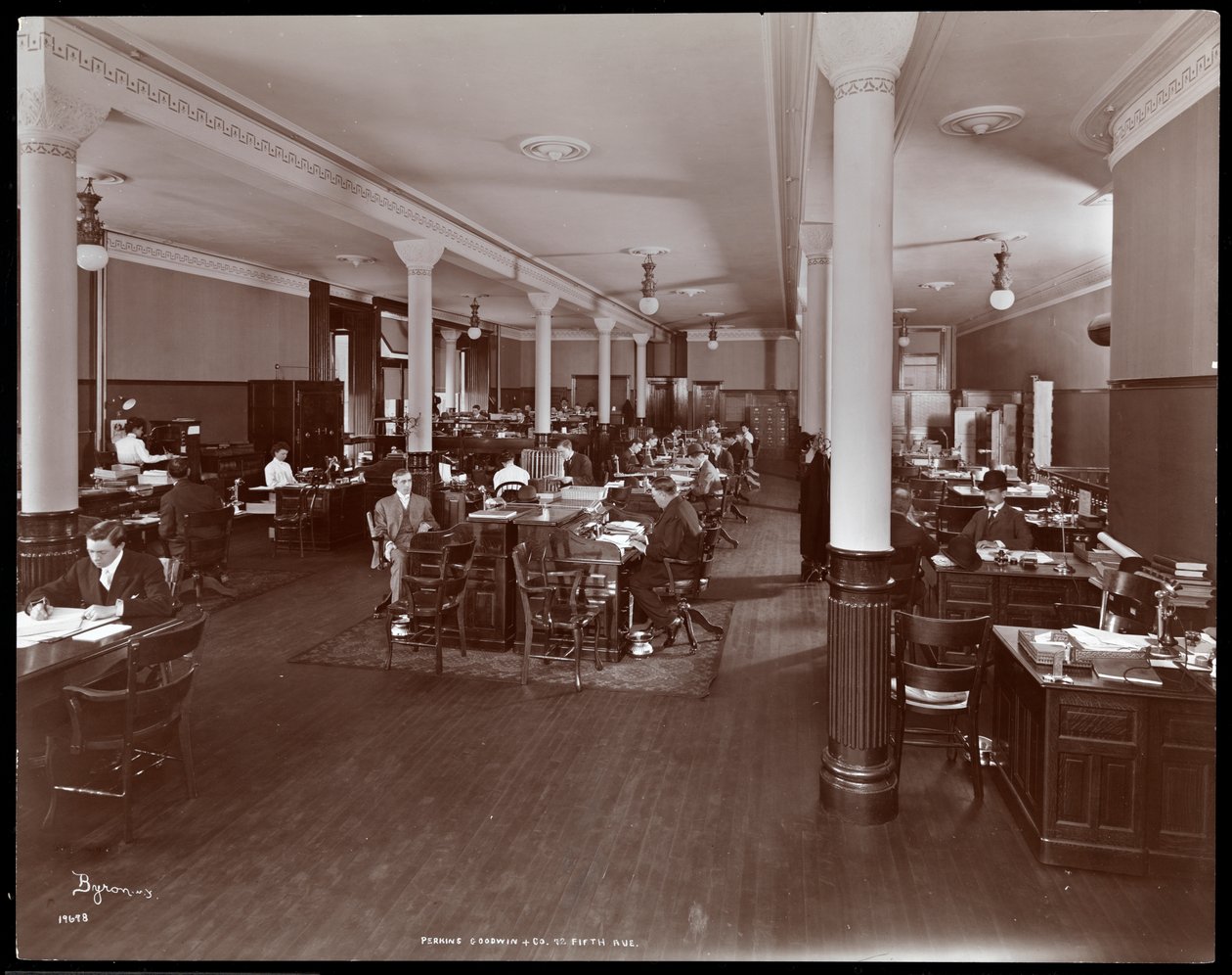 Widok wnętrza otwartego piętra biurowego w Perkins, Goodwin und Co. przy 72 5th Avenue, Nowy Jork, ok. 1905 r. (odbitka żelatynowa) autorstwa Byron Company