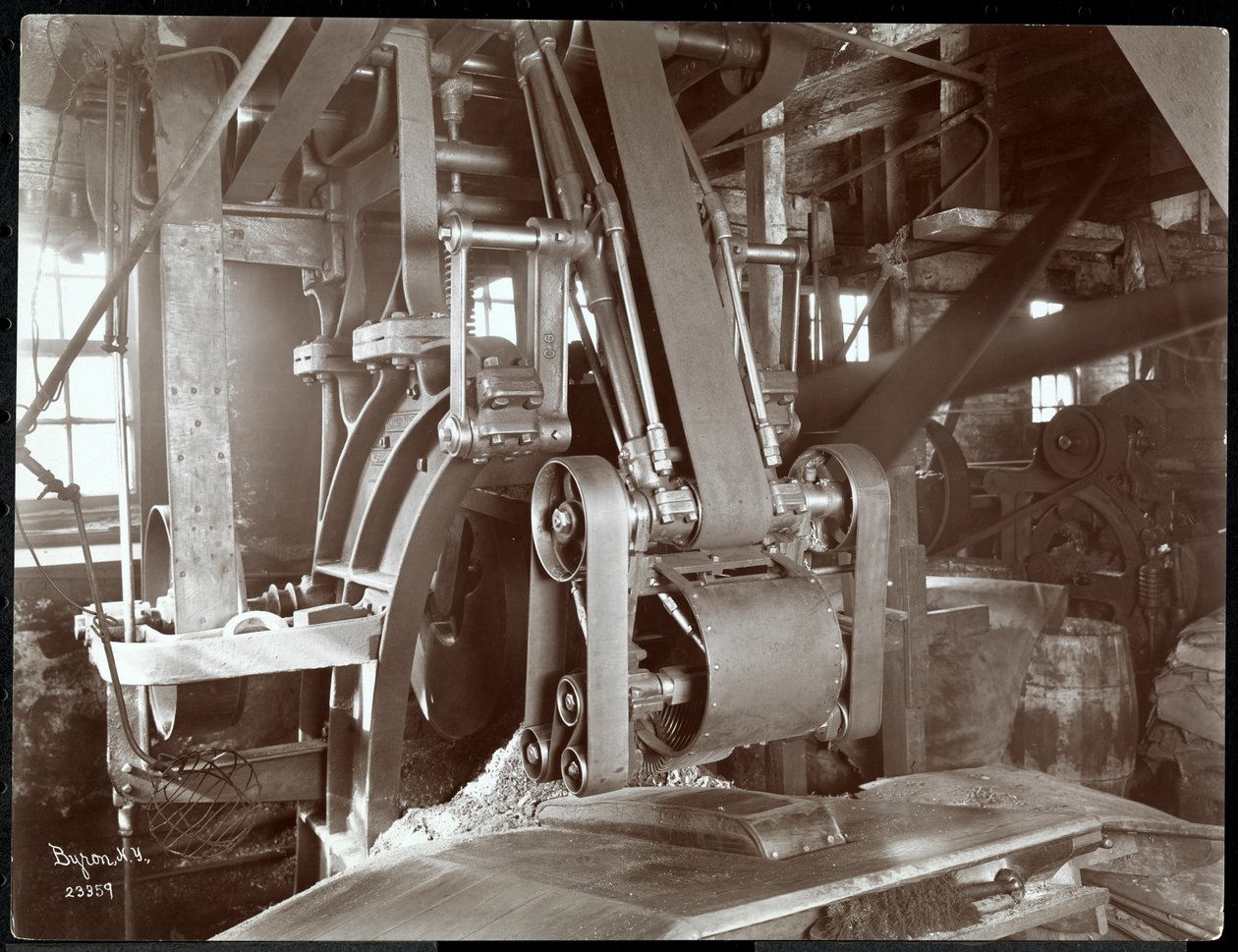 Widok wnętrza dużego, napędzanego pasem sprzętu mechanicznego w New York Leather Belting Co., Nowy Jork, 1906 (srebrny nadruk żelatynowy) autorstwa Byron Company