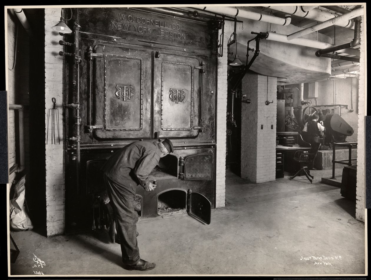 Widok wnętrza mężczyzn pracujących w piecowni w Parke, Davis und Co., chemicy, Hudson und Vestry Streets, Nowy Jork, 1910 (srebrny odbitka żelatynowa) autorstwa Byron Company