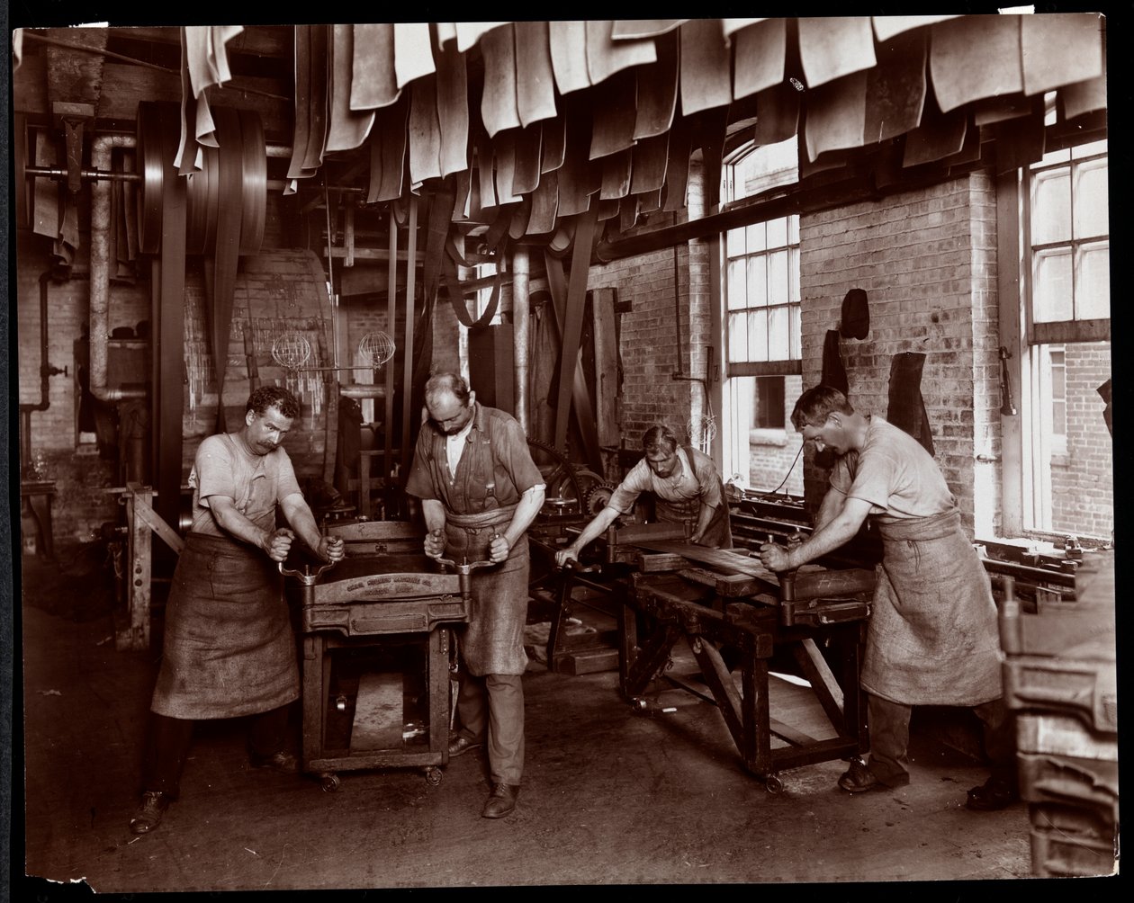 Widok wnętrza mężczyzn pracujących na skórze w New York Leather Belting Co., Nowy Jork, 1905-06 (srebrny odcisk żelatynowy) autorstwa Byron Company