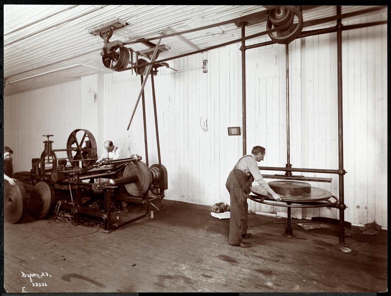 Widok wnętrza mężczyzn pracujących na skórze w New York Leather Belting Co., Nowy Jork, 1906 (srebrny odcisk żelatynowy) autorstwa Byron Company
