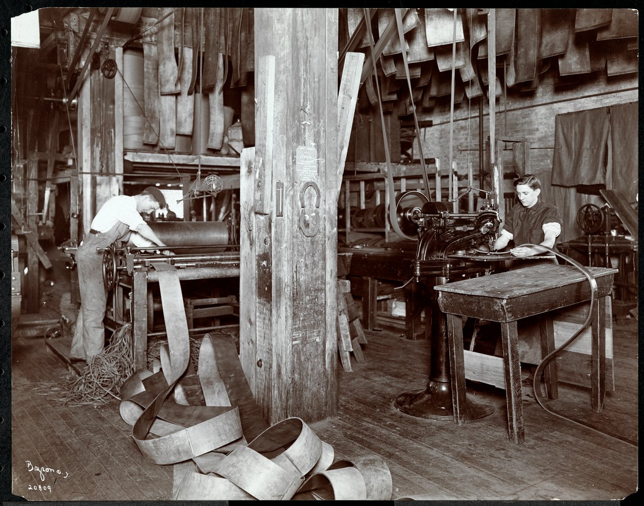 Widok wnętrza mężczyzn pracujących ze skórą w New York Leather Belting Co., Nowy Jork, 1905 lub 1906 (srebrny odcisk żelatynowy) autorstwa Byron Company