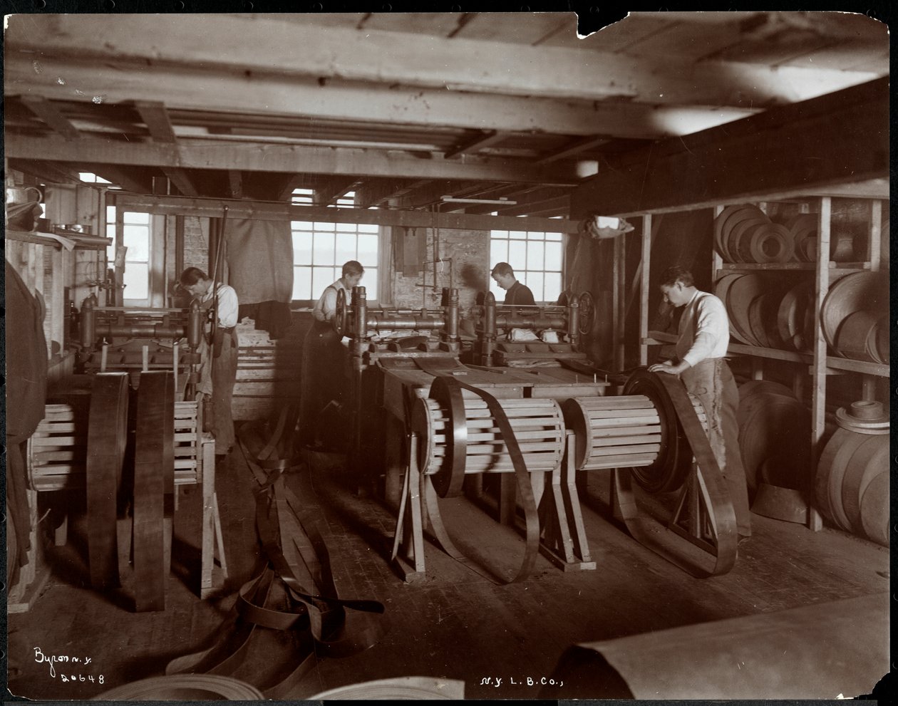 Widok wnętrza mężczyzn pracujących ze skórą w New York Leather Belting Co., Nowy Jork, 1905 (srebrny odcisk żelatynowy) autorstwa Byron Company