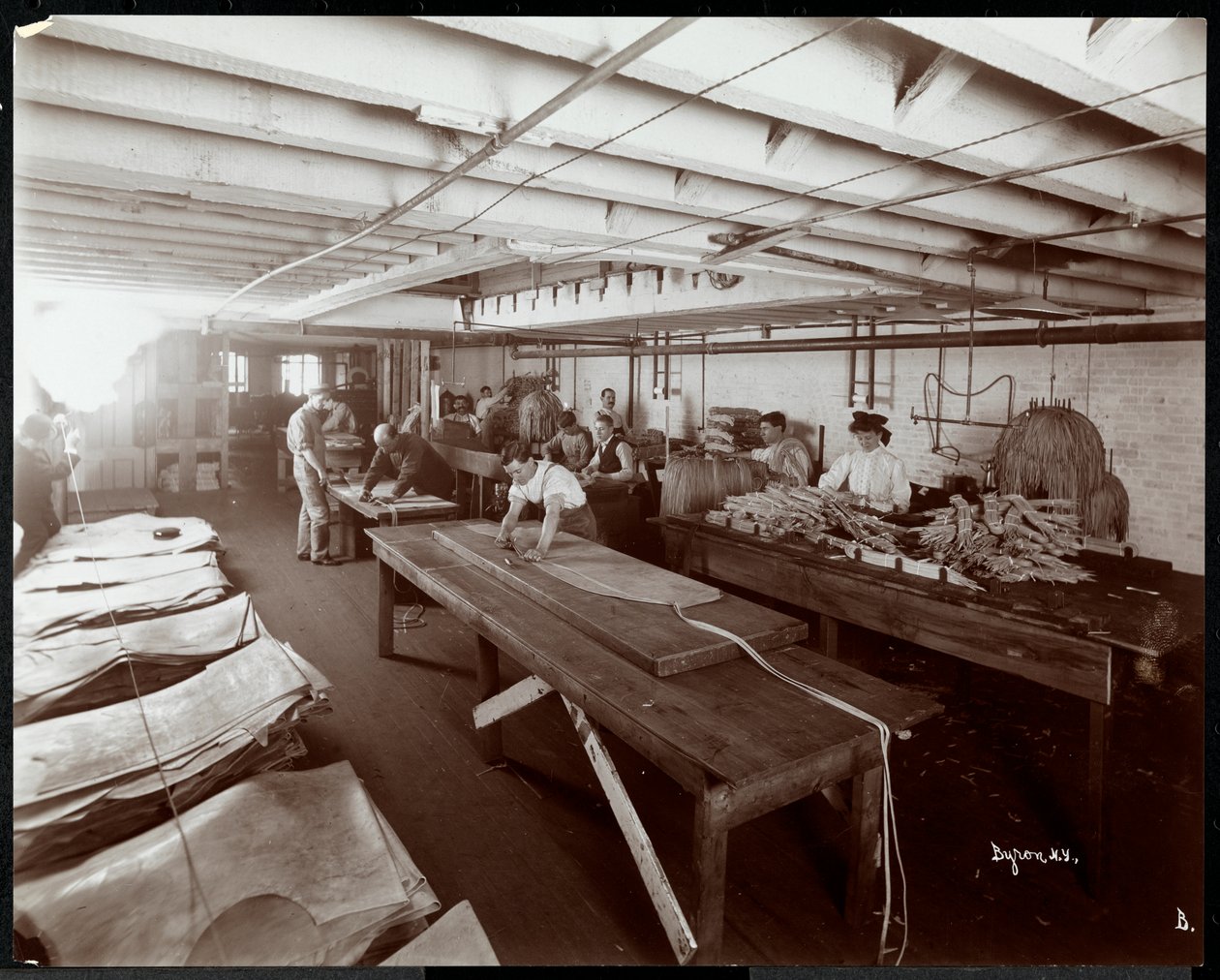 Widok wnętrza New York Leather Belting Co., Nowy Jork, 1906 (srebrny odcisk żelatynowy) autorstwa Byron Company