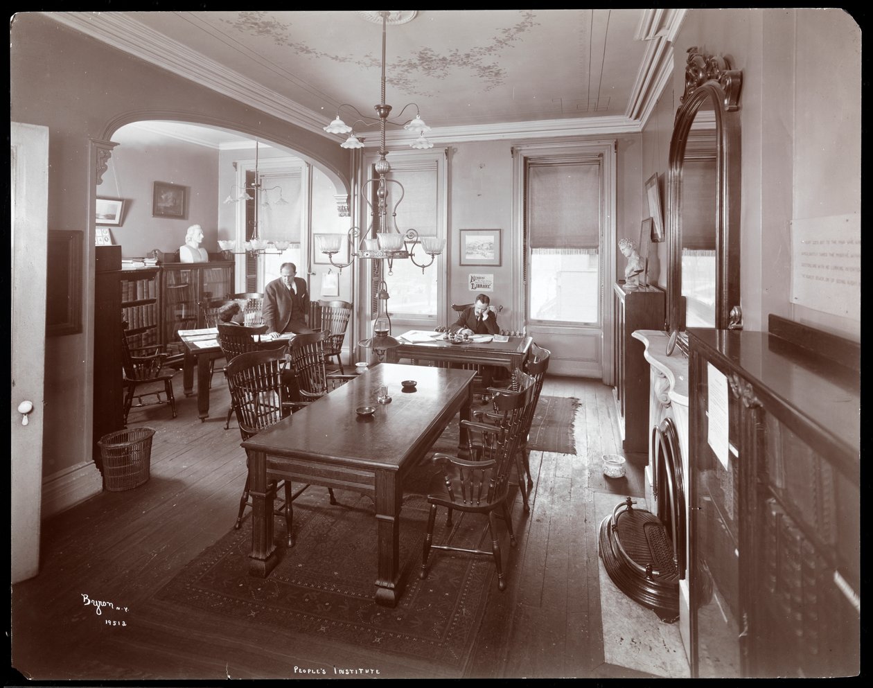 Widok wnętrza trzech mężczyzn w bibliotece Instytutu Ludowego, Nowy Jork, 1905 (srebrny odbitka żelatynowa) autorstwa Byron Company