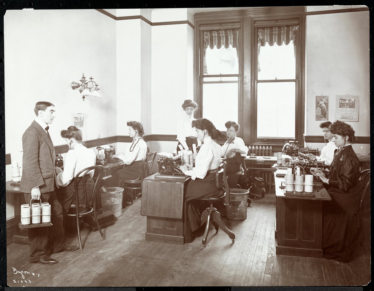 Widok wnętrza kobiet przy dyktafonach w New York Edison Co., 55 Duane Street, Nowy Jork, 1910 (srebrny odbitka żelatynowa) autorstwa Byron Company