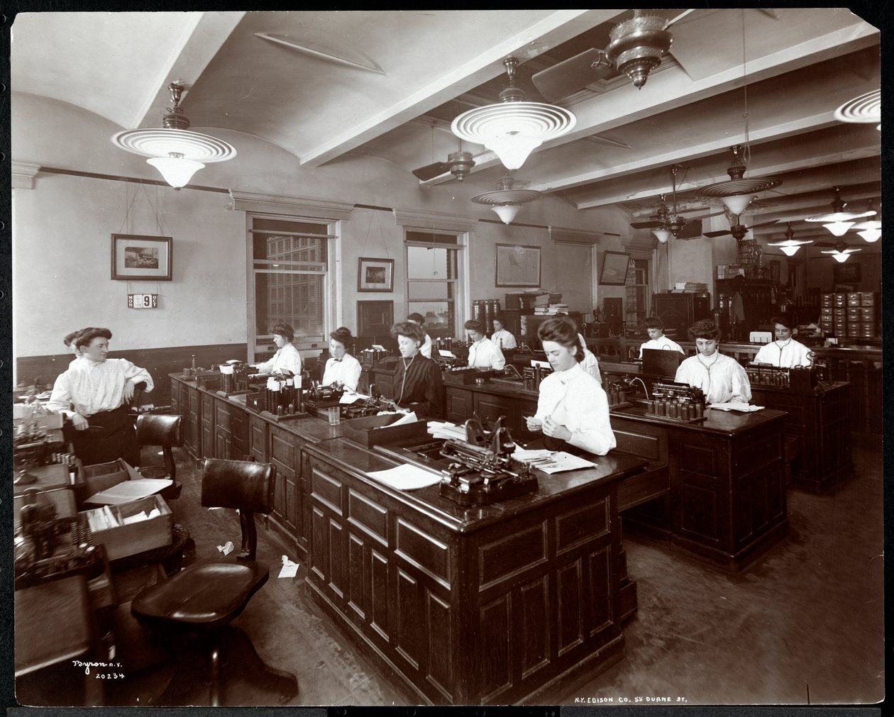 Widok wnętrza kobiet przy dyktafonach w New York Edison Co. przy 55 Duane Street, Nowy Jork, 1905 (srebrny odbitka żelatynowa) autorstwa Byron Company