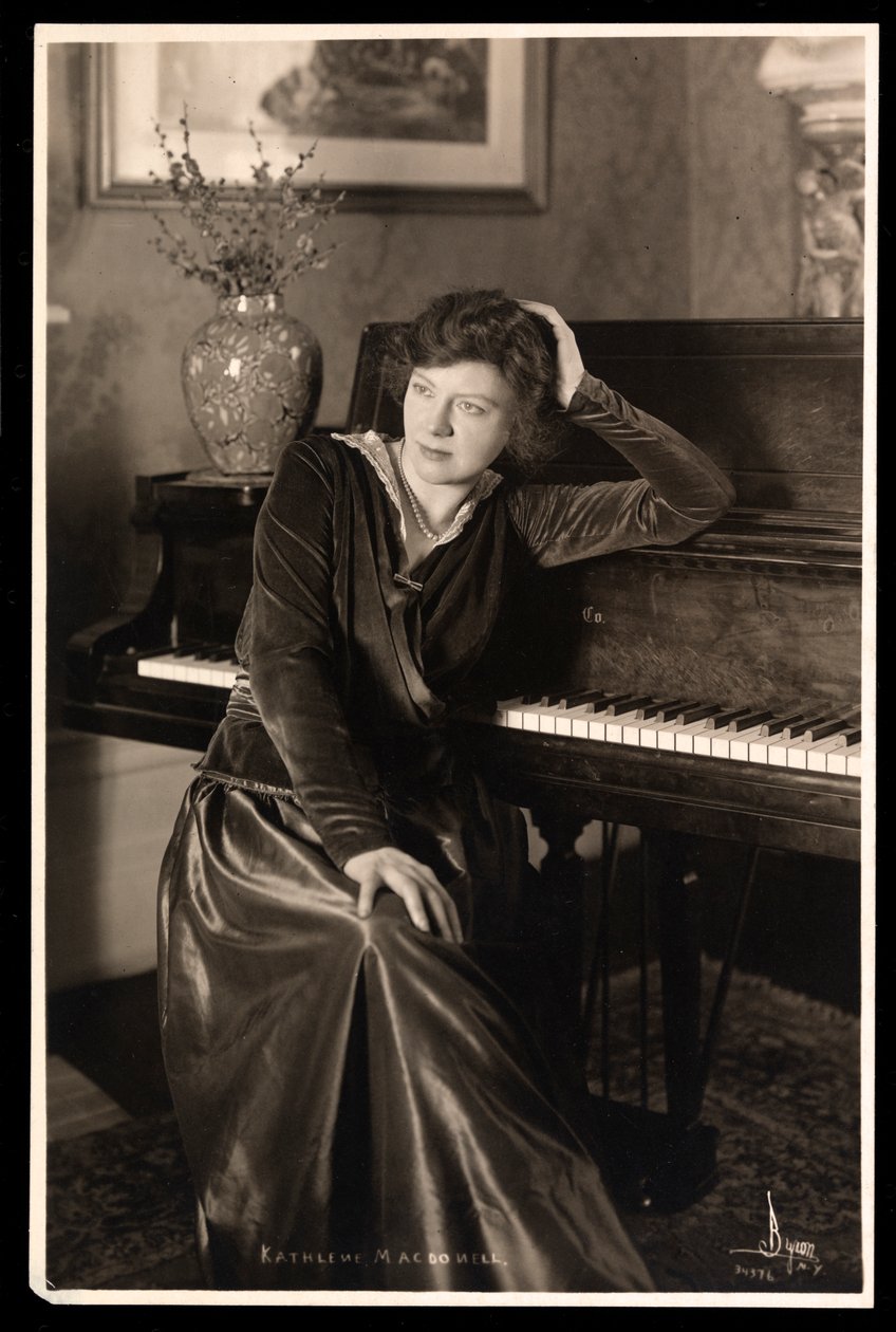 Kathleen MacDonell, ok. 1914 (srebrny odcisk żelatynowy) autorstwa Byron Company