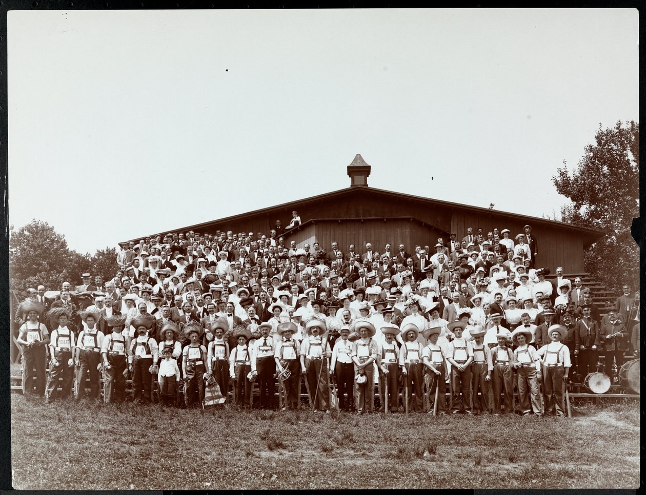 Duża grupa mężczyzn i kobiet stojących na trybunach, 1894 (srebrny odbitka żelatynowa) autorstwa Byron Company