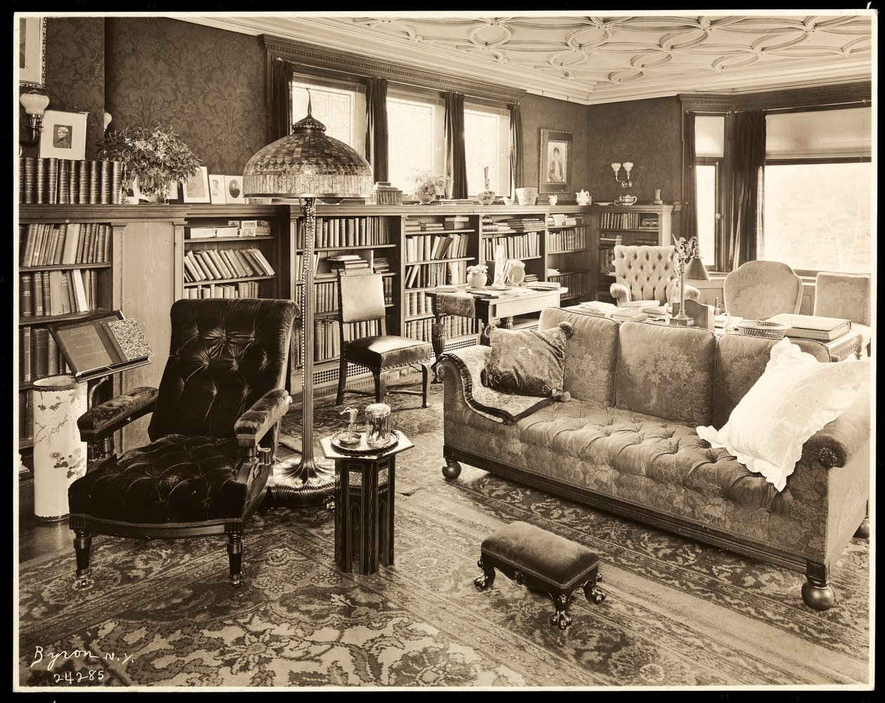 Biblioteka w domu Thomasa Edisona, 1907 (srebrna odbitka żelatynowa) autorstwa Byron Company
