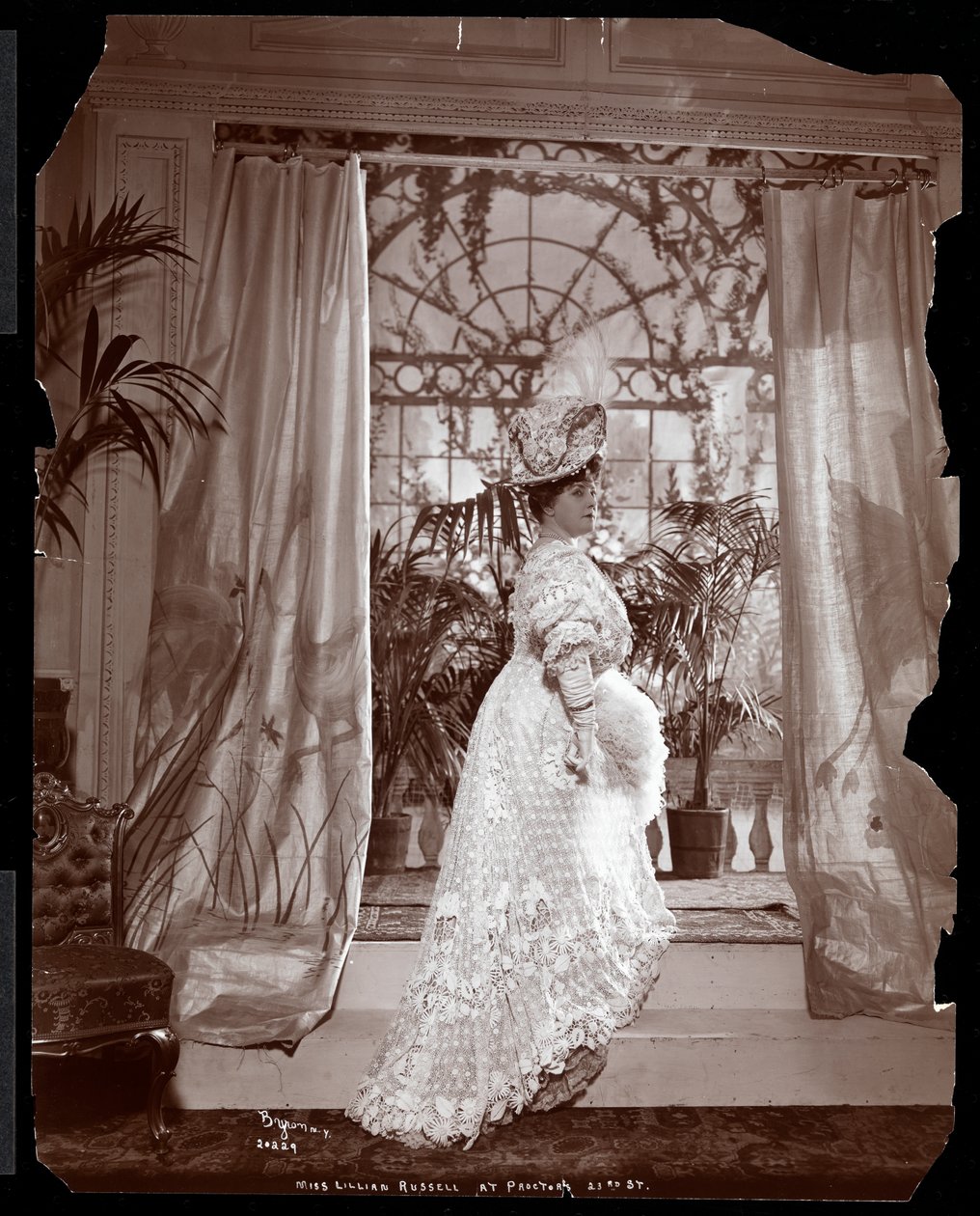Lillian Russell w kostiumie na planie przedstawienia w Proctor
