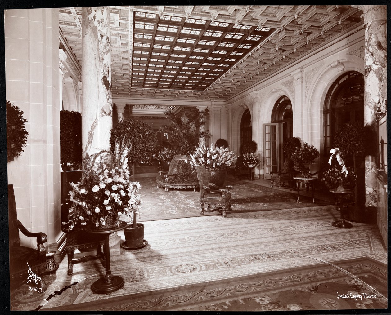 Lobby w hotelu Copley Plaza, Boston, 1912 lub 1913 (srebrny odbitka żelatynowa) autorstwa Byron Company