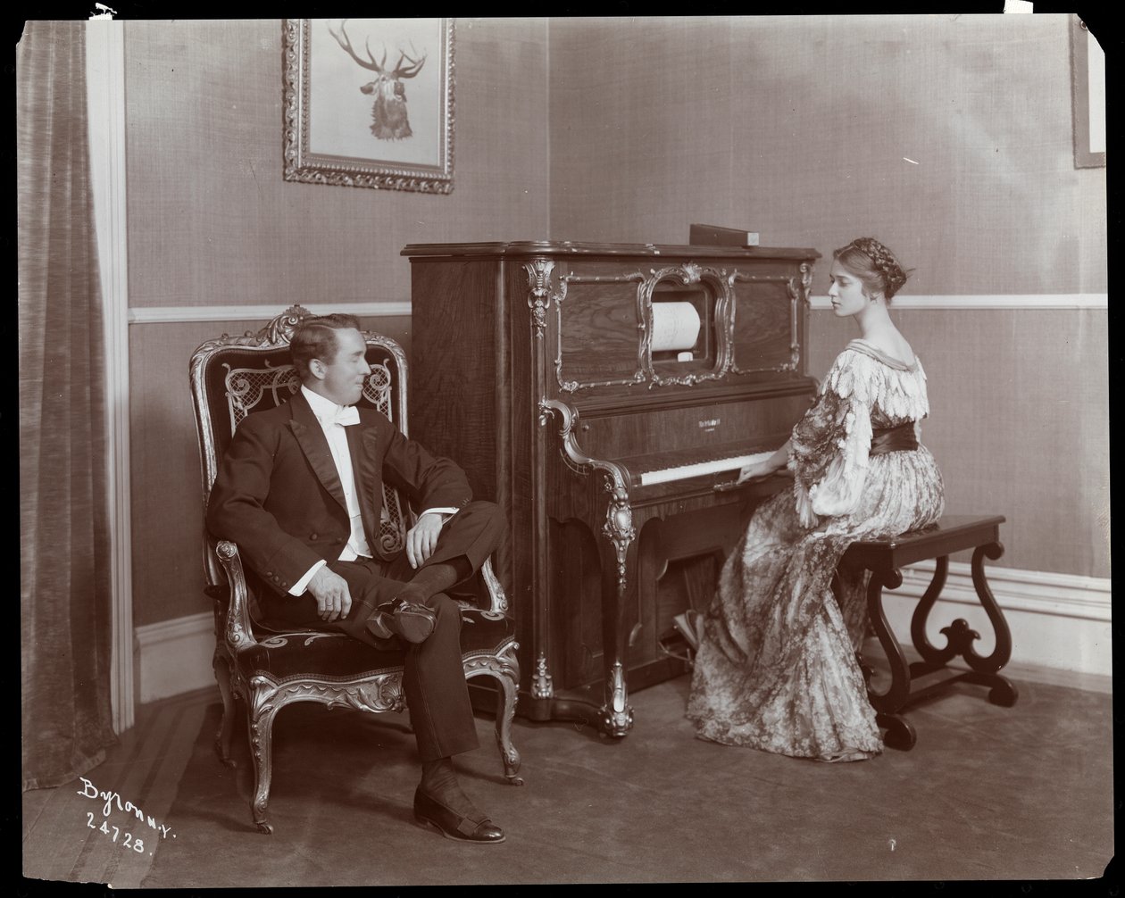 Mężczyzna i kobieta grający na pianinie, Nowy Jork, 1907 (odbitka żelatynowa) autorstwa Byron Company