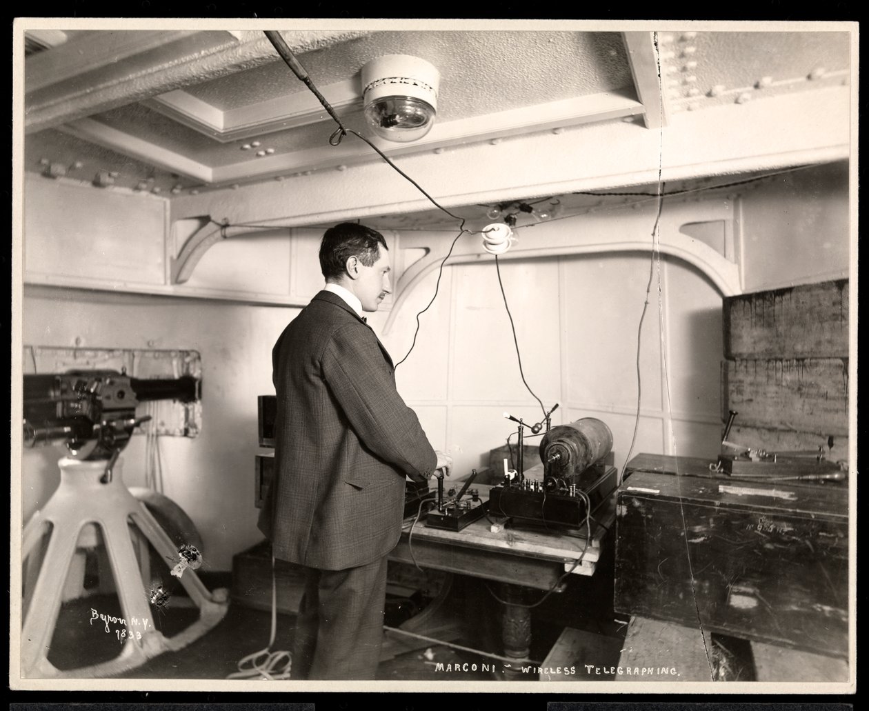 Marconi i jego aparat do telegrafii bezprzewodowej, 1899-1900 (odbitka żelatynowa) autorstwa Byron Company
