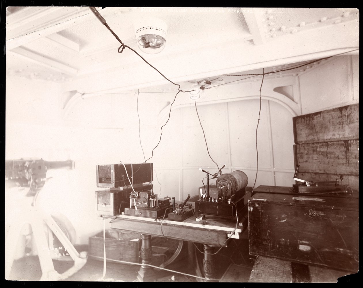 Bezprzewodowa aparatura telegraficzna Marconiego, 1899-1900 (srebrny odbitka żelatynowa) autorstwa Byron Company