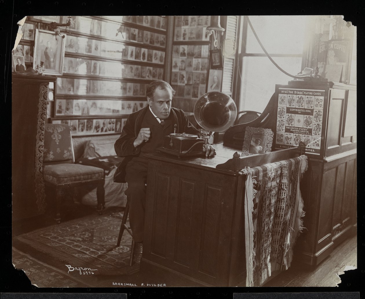 Marshall P. Wilder słucha płyty na victrola w swoim gabinecie, 1898-99 (srebrny odbitka żelatynowa) autorstwa Byron Company