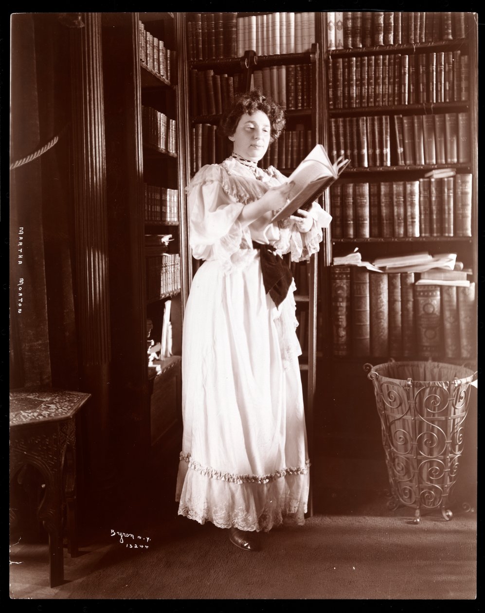 Martha Morton w swojej bibliotece, 1902 (odbitka żelatynowa) autorstwa Byron Company