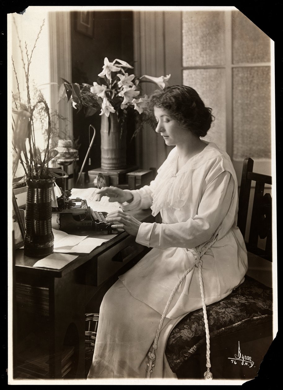 Maude Fealy siedząca przy maszynie do pisania, ok. 1915 (odbitka żelatynowa) autorstwa Byron Company
