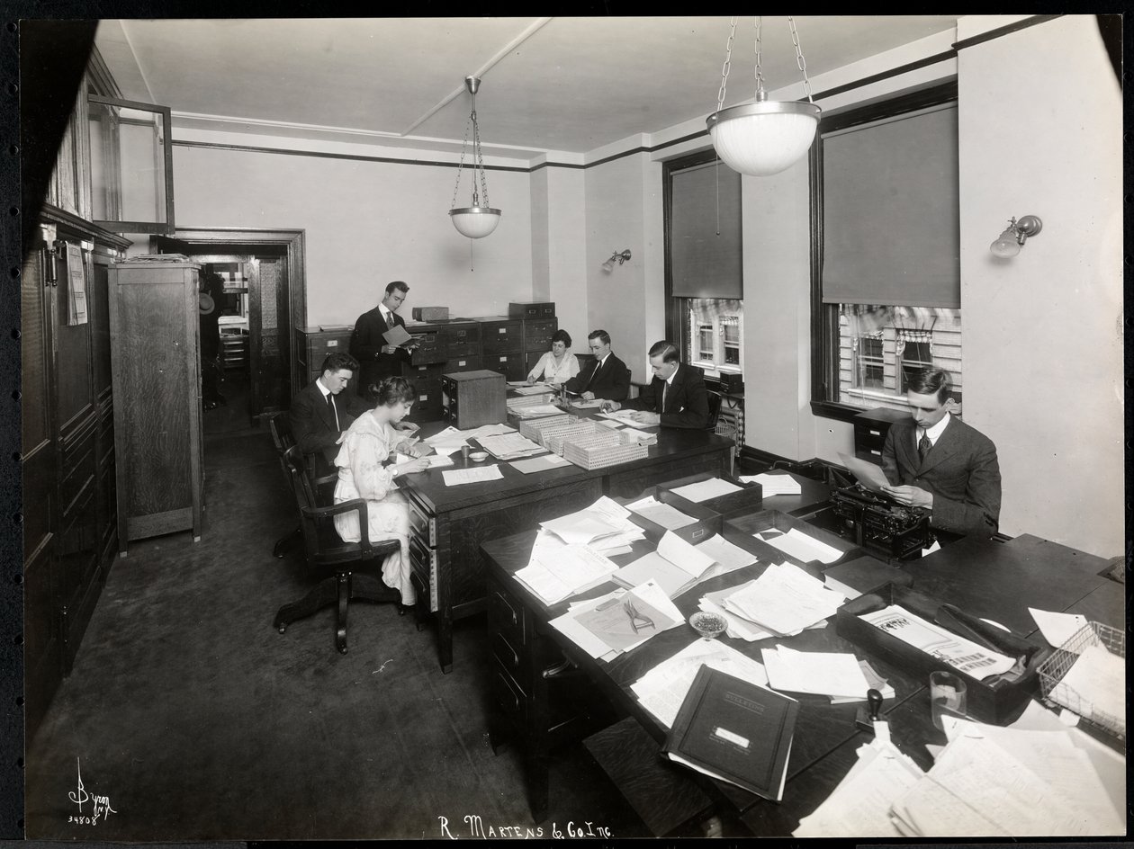 Mężczyźni i kobiety pracujące w biurze eksportu i archiwizacji R. Martens und Co. Inc., Nowy Jork, 1916-17 (srebrny odbitka żelatynowa) autorstwa Byron Company