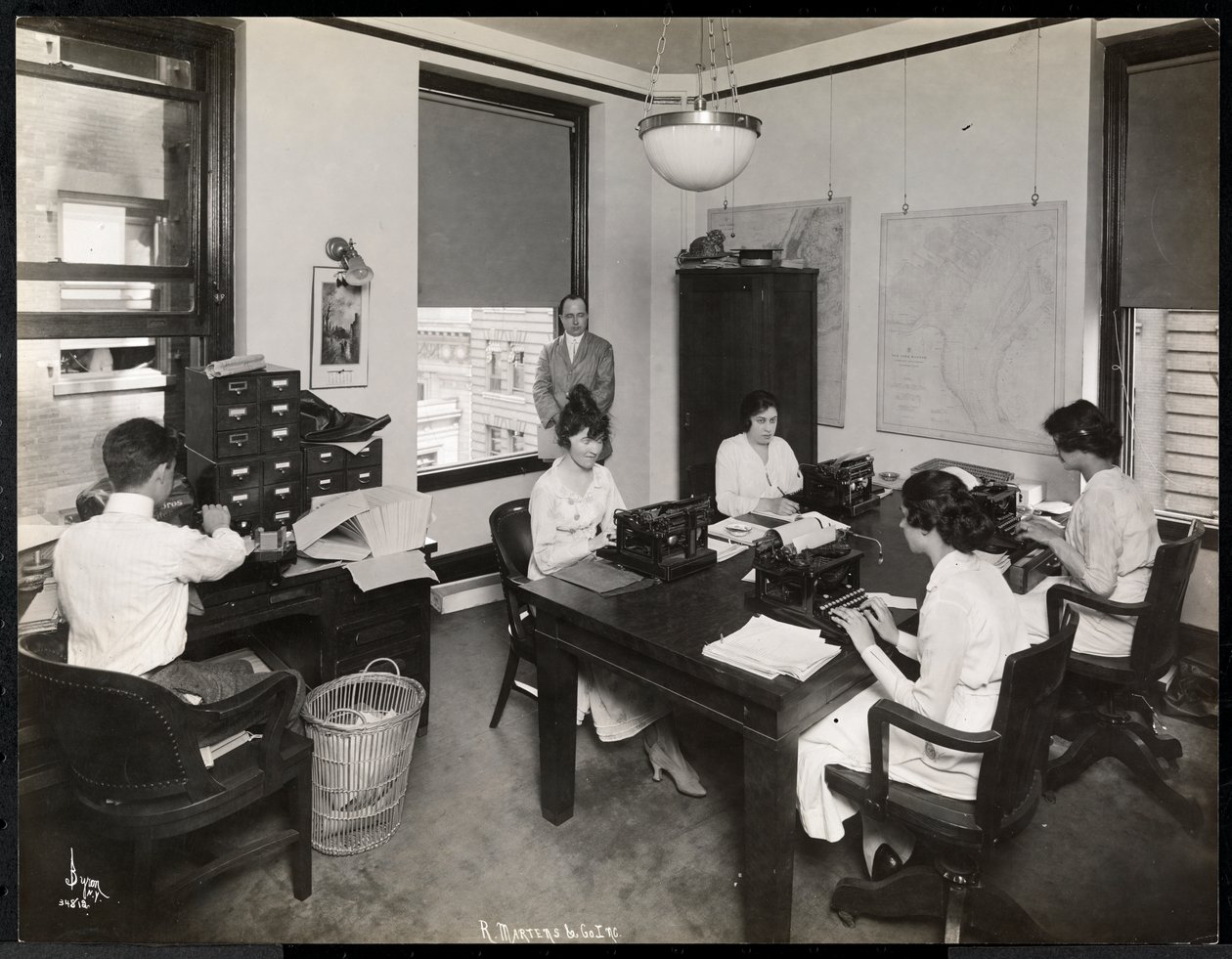 Kobiety i mężczyźni pracujący w dziale stenografów R. Martens und Co. Inc., Nowy Jork, 1916 lub 1917 (srebrny odbitka żelatynowa) autorstwa Byron Company