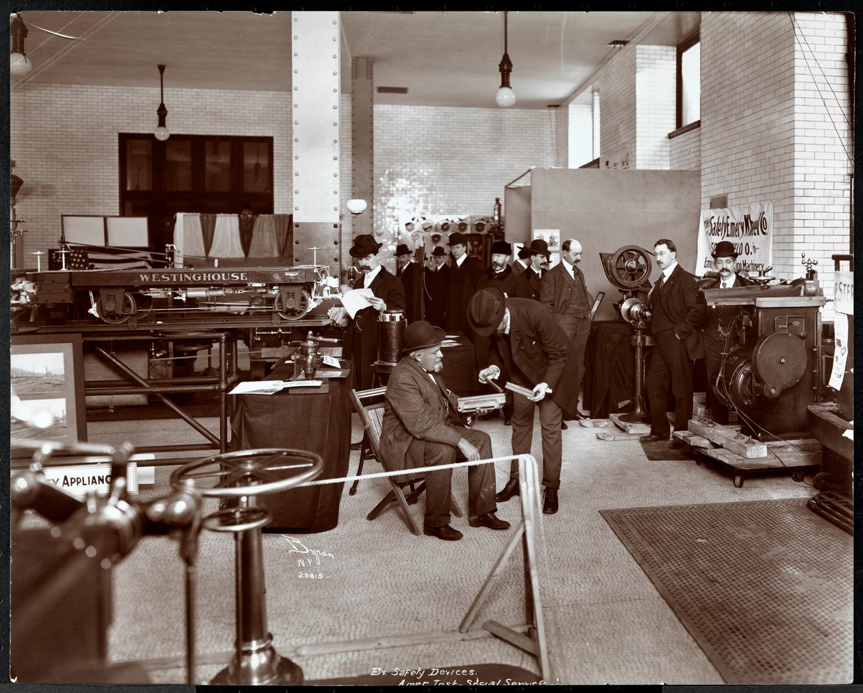 Mężczyźni na wystawie urządzeń zabezpieczających w American Institute of Social Service, Nowy Jork, 1906-07 (srebrny odcisk żelatynowy) autorstwa Byron Company