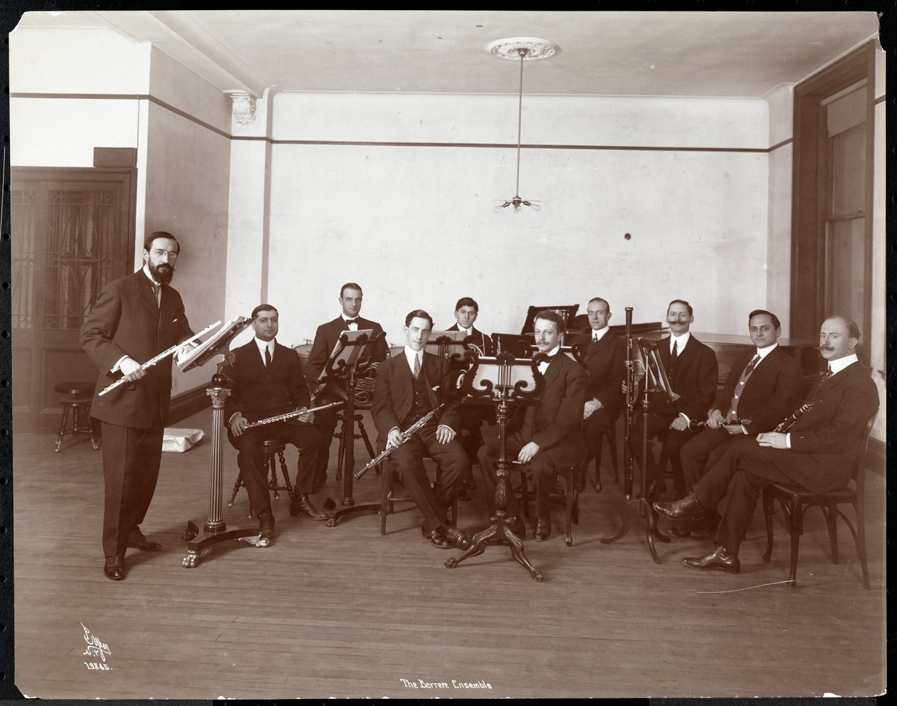 Mężczyźni z Barrere Ensemble Orchestra z instrumentami dętymi, 1910 (srebrny odbitka żelatynowa) autorstwa Byron Company