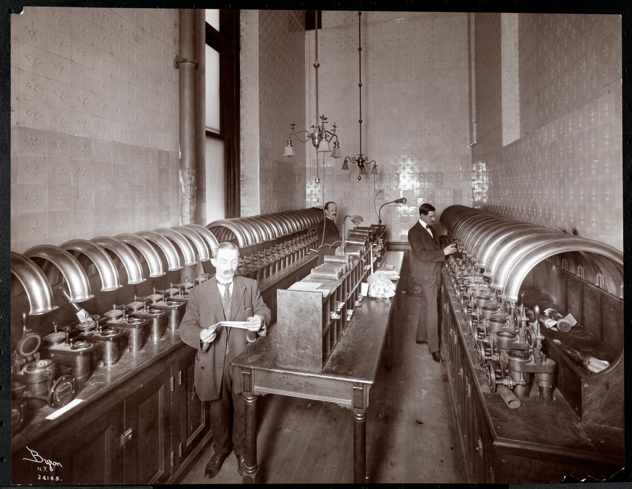 Mężczyźni wysyłający pocztę z pomieszczenia transportu pneumatycznego w Metropolitan Life Insurance Co. przy 23rd Street i Madison Avenue, Nowy Jork, 1907 (srebrny odbitka żelatynowa) autorstwa Byron Company