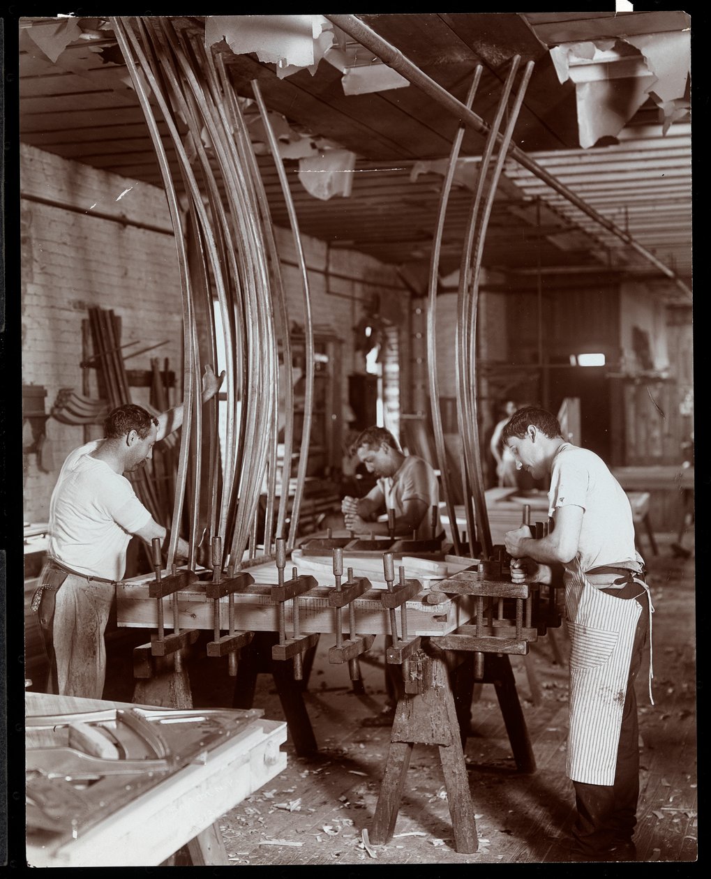 Mężczyźni pracujący w fabryce fortepianów, 1907 (odbitka żelatynowa) autorstwa Byron Company