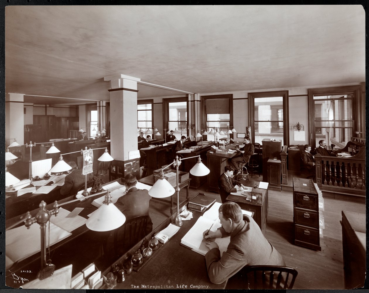 Mężczyźni pracujący w biurze Metropolitan Life Insurance Co. przy 23rd Street i Madison Avenue, Nowy Jork, 1907 (srebrny odbitka żelatynowa) autorstwa Byron Company