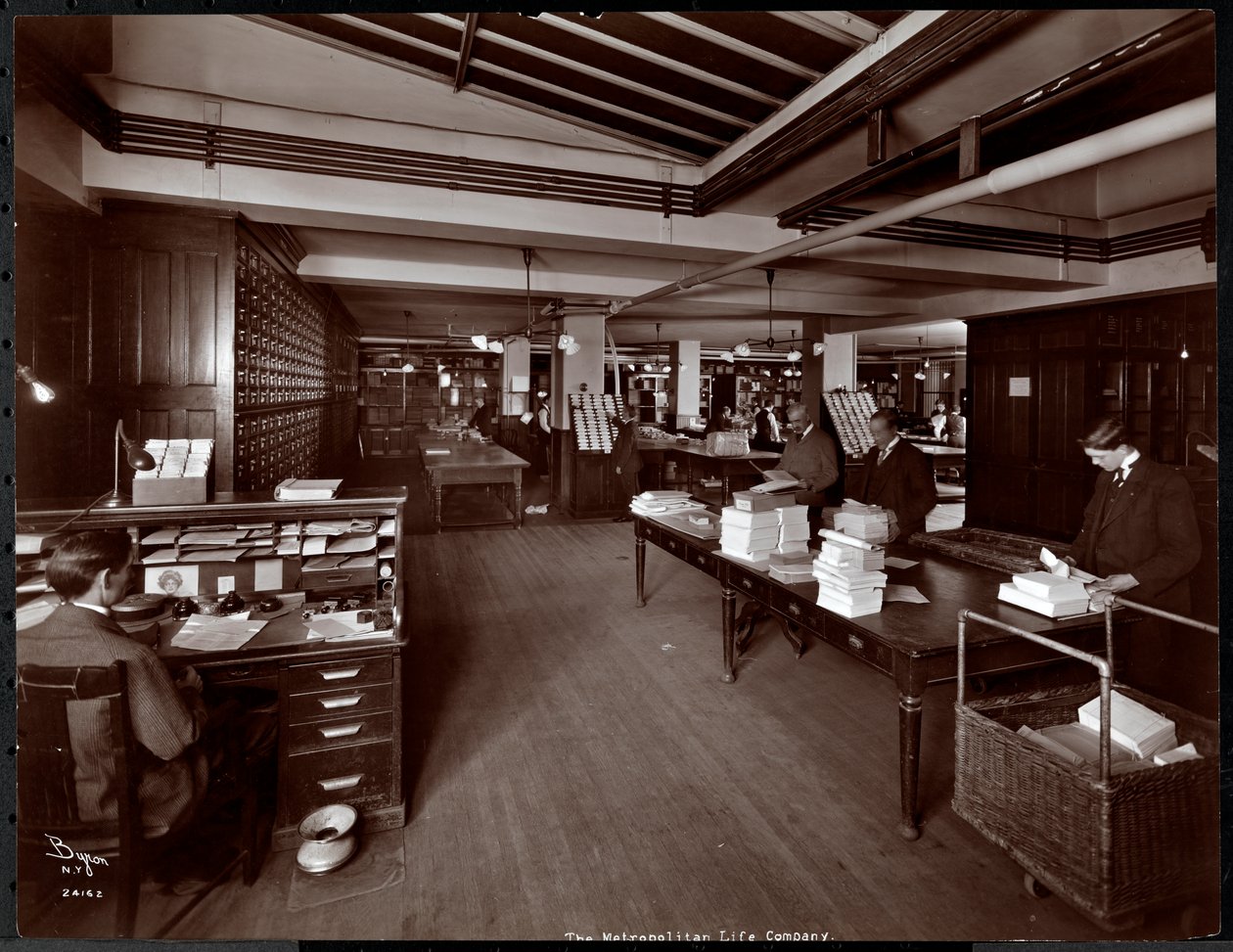 Mężczyźni pracujący w czymś, co wygląda na sortownię w Metropolitan Life Insurance Co. przy 23rd Street i Madison Avenue, Nowy Jork, 1907 (srebrny odbitka żelatynowa) autorstwa Byron Company