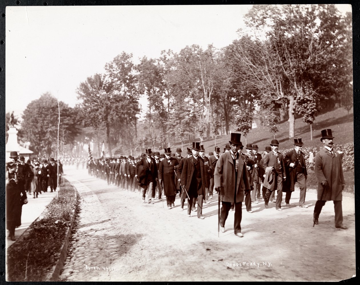 Parada wojskowa z umundurowanymi mężczyznami w cylindrach w Dobbs Ferry, Nowy Jork, 1898 (srebrny odbitka żelatynowa) autorstwa Byron Company