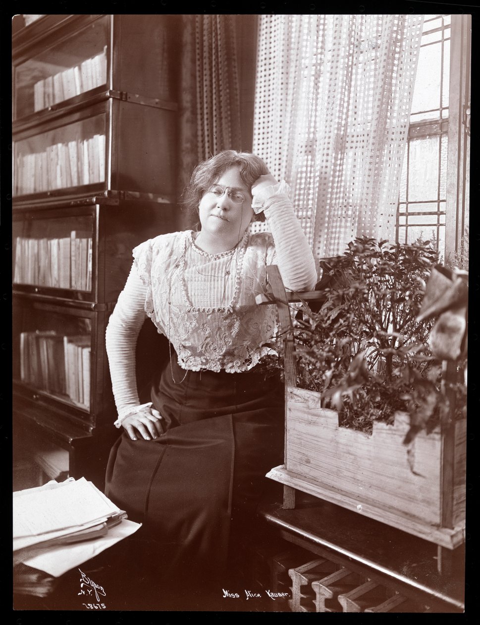 Panna Alice Kauser, 1910 (odbitka żelatynowa) autorstwa Byron Company