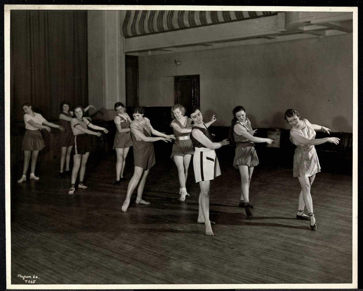 Pani Dean i osiem tańczących dziewcząt w sali gimnastycznej Nowojorskiego Stowarzyszenia na Rzecz Osób Niewidomych, 111 East 59th Street, Nowy Jork, 1935 (odbitka żelatynowa) autorstwa Byron Company