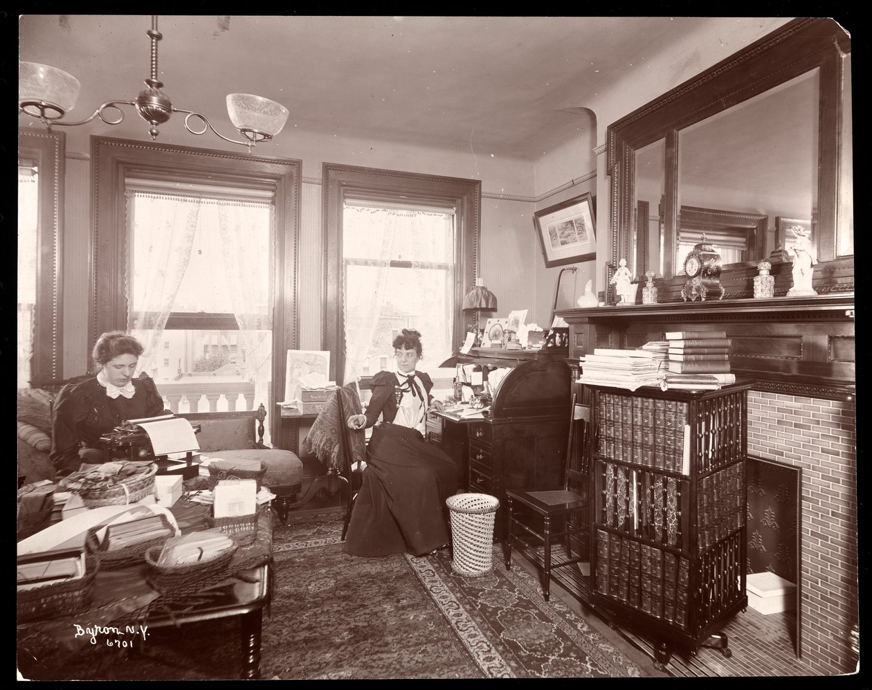Pani Florence Clinton Sutro i maszynistka w swoim domu przy 320 West 102nd Street, Nowy Jork, 1899 (srebrny odbitka żelatynowa) autorstwa Byron Company