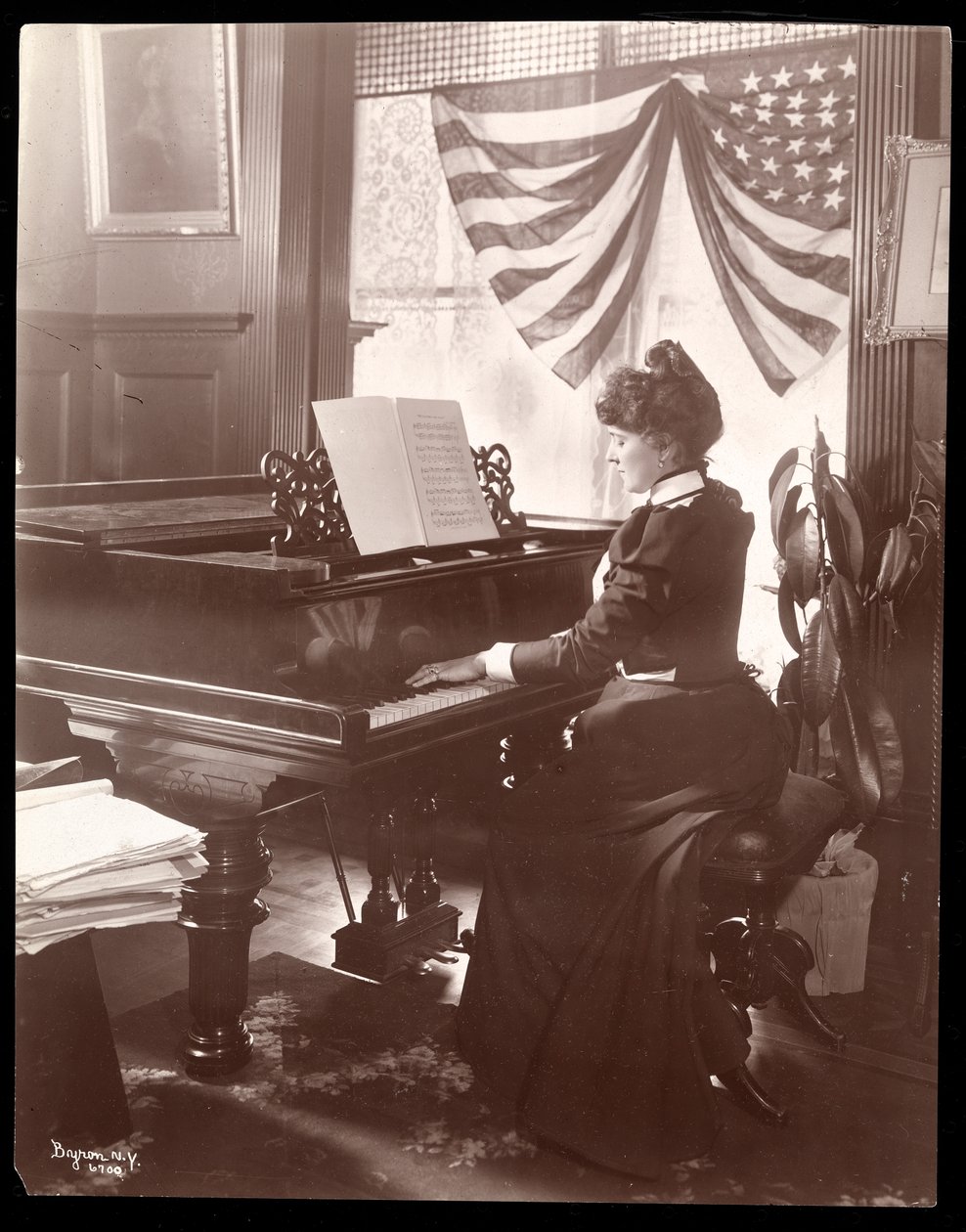 Pani Florence Clinton Sutro grająca na pianinie w swoim domu przy 320 West 102nd Street, Nowy Jork, 1899 (srebrny odbitka żelatynowa) autorstwa Byron Company