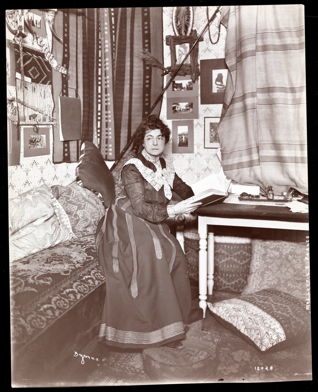 Pani Lottie B. Parker, 1901 (odbitka żelatynowa) autorstwa Byron Company